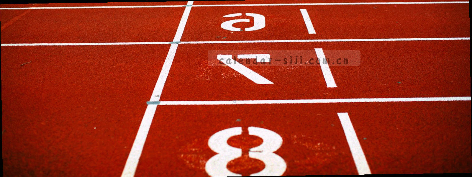体育场馆整体视野开阔，远处看台层层叠叠